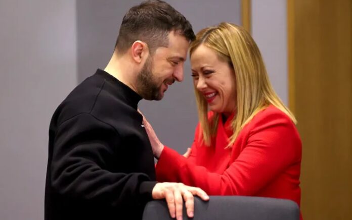 Presiden Ukraina Volodymyr Zelenskyy, kiri, berbicara dengan Perdana Menteri Italia Giorgia Meloni selama pertemuan bilateral pada pertemuan puncak Uni Eropa di Brussels. Foto: Johanna Geron/Pool via AP Photo.