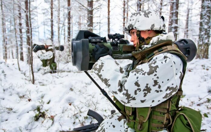 Seorang prajurit menggunakan rudal antitank Nlaw. Foto: puolustusvoimat.fi.