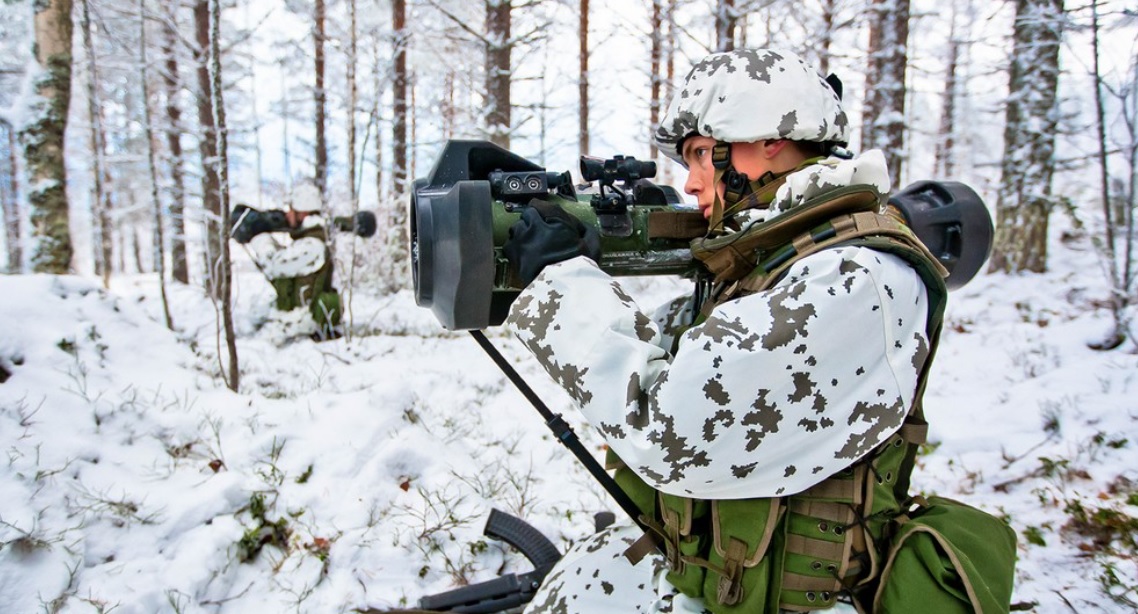 Seorang prajurit menggunakan rudal antitank Nlaw. Foto: puolustusvoimat.fi.