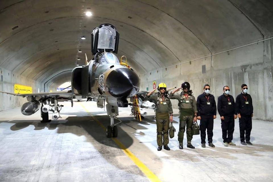 Sebuah pesawat tempur terlihat di pangkalan angkatan udara bawah tanah pertama, yang disebut "Eagle 44" di lokasi yang dirahasiakan di Iran, dalam gambar selebaran yang diperoleh pada 7 Februari 2023. Foto: Tentara Iran/WANA/Reuters.