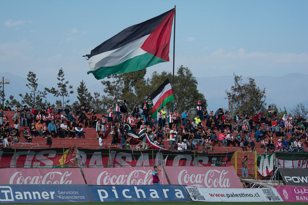 Suporter Deportivo Palestino kerap menyuarakan bela Palestina (istimewa)