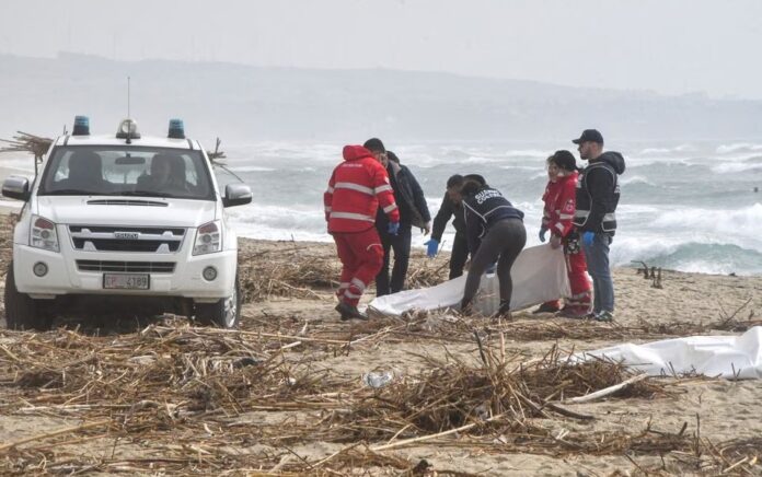 Tim penyelamat menemukan jenazah setelah kapal migran yang diduga karam dan jenazah yang diyakini sebagai pengungsi ditemukan di Cutro, pantai timur wilayah Calabria Italia, Italia, 26 Februari 2023. Foto: Reuters/Giuseppe Pipita.