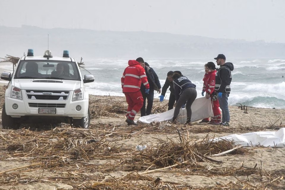 Tim penyelamat menemukan jenazah setelah kapal migran yang diduga karam dan jenazah yang diyakini sebagai pengungsi ditemukan di Cutro, pantai timur wilayah Calabria Italia, Italia, 26 Februari 2023. Foto: Reuters/Giuseppe Pipita.