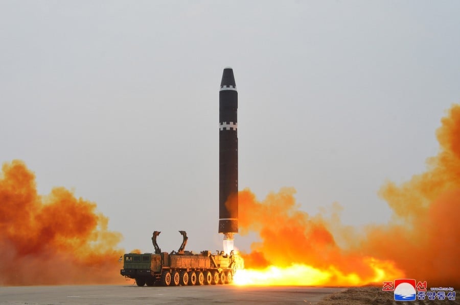 Rudal balistik antarbenua (ICBM) Hwasong-15 diluncurkan di Bandara Internasional Pyongyang, di Pyongyang, Korea Utara 18 Februari 2023. Foto: KCNA.