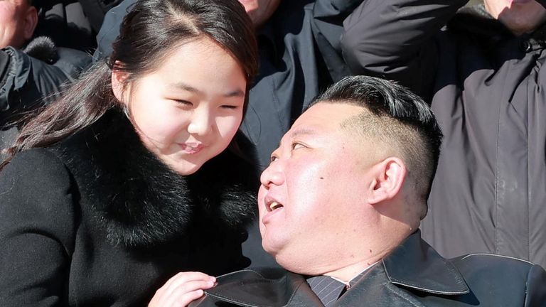 Kim Jong-un Hadiri Upacara Peletakan Batu Pertama Pembangunan Jalan Baru Pyongyang Bersama Putrinya