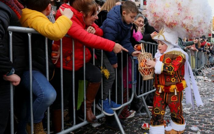 Topi Bulu Burung Unta dan Jeruk Terbang, Belgia Kembali Gelar Karnaval Setelah COVID