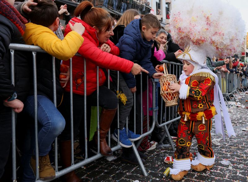 Topi Bulu Burung Unta dan Jeruk Terbang, Belgia Kembali Gelar Karnaval Setelah COVID