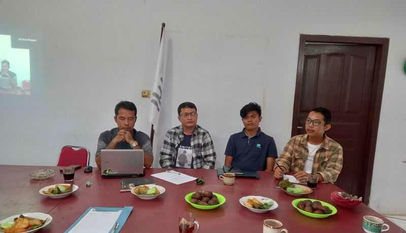 Walhi Bengkulu saat menyampaikan rilisnya terkait rancangan pelepasan lahan kawasan hutan oleh Pemerintah Provinsi Bengkulu.