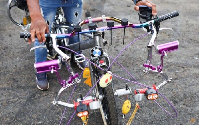 Anak Laki-laki di Johannesburg Afrika Selatan Hindari Masalah dengan Atraksi Sepeda