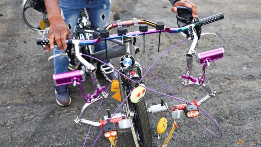 Anak Laki-laki di Johannesburg Afrika Selatan Hindari Masalah dengan Atraksi Sepeda