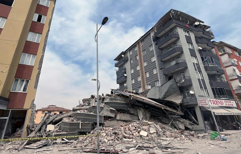 Gempa Turki: 2 Tewas dan 140 Lainnya Luka-luka