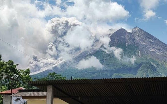 Gunung Merapi Muntahkan Awan Panas, Warga Diminta Jauhi Radius 7 Km