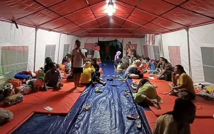 Suasana tenda pengungsian korban ledakan dan kebakaran Depo Plumpang Pertamina Jakarta Utara