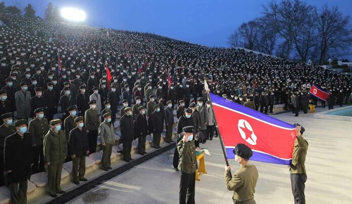 Anak muda Korea Utara menghadiri rapat umum yang diselenggarakan negara untuk mendaftar dinas militer | Gambar: Rodong Sinmun (18 Maret 2023). Foto: NK News.