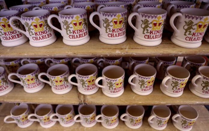 Mug dan Piring Charles: Para Pengrajin Sibuk Membuat Tembikar jelang Penobatan Raja