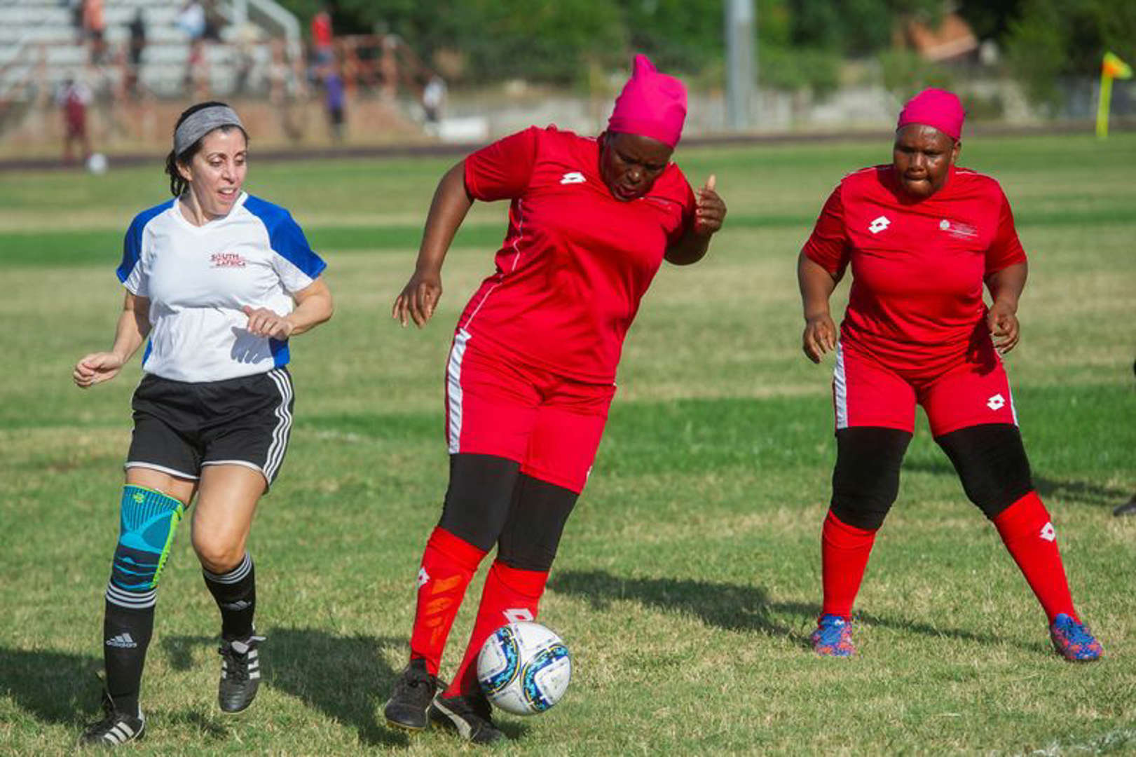 Para Nenek di Afrika Selatan Menghilangkan Stereotip di Lapangan Sepak Bola