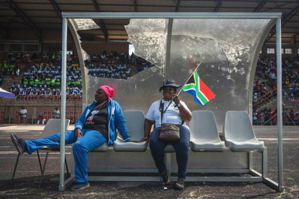 Para Nenek di Afrika Selatan Menghilangkan Stereotip di Lapangan Sepak Bola