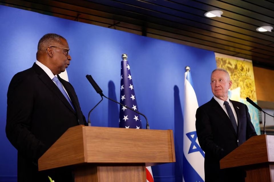 Menteri Pertahanan AS Lloyd Austin bertemu dengan Menteri Pertahanan Israel Yoav Gallant pada konferensi pers di Bandara Ben Gurion di Lod, Israel, 9 Maret 2023. Foto: Reuters/Amir Cohen.