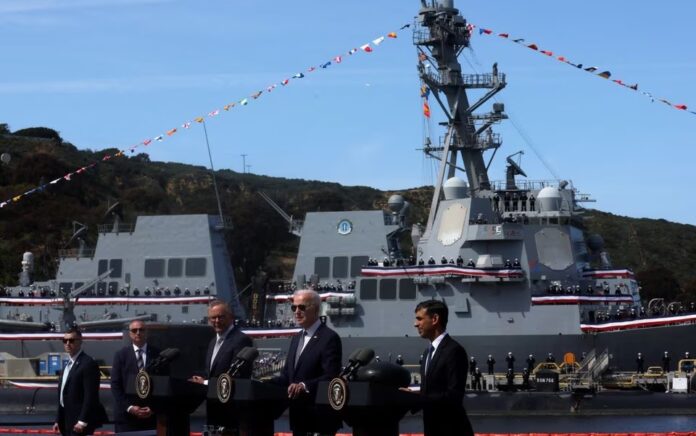 Presiden AS Joe Biden, Perdana Menteri Australia Anthony Albanese dan Perdana Menteri Inggris Rishi Sunak menyampaikan sambutan tentang kemitraan Australia-Inggris-AS (AUKUS), setelah pertemuan trilateral, di Naval Base Point Loma di San Diego, California AS 13 Maret 2023. Foto: Reuters/Leah Millis.