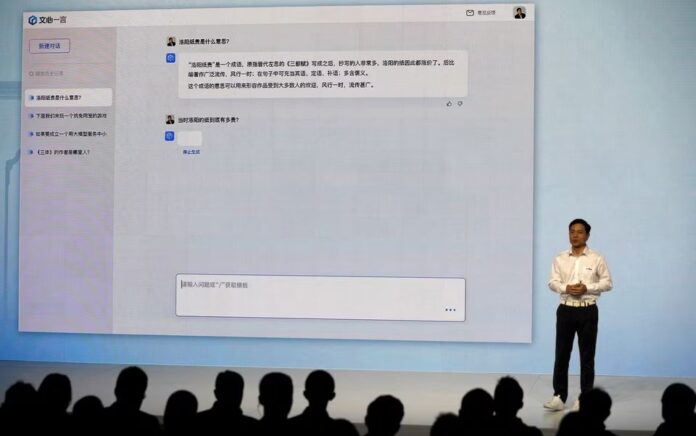 Co-founder dan Chief Executive Officer (CEO) Baidu Robin Li memamerkan chatbot bertenaga kecerdasan buatan yang dikenal sebagai Ernie Bot by Baidu, selama konferensi pers di kantor pusat perusahaan di Beijing, China 16 Maret 2023. Foto: Reuters/Tingshu Wang.