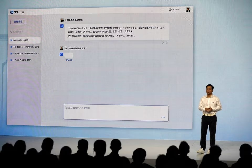 Co-founder dan Chief Executive Officer (CEO) Baidu Robin Li memamerkan chatbot bertenaga kecerdasan buatan yang dikenal sebagai Ernie Bot by Baidu, selama konferensi pers di kantor pusat perusahaan di Beijing, China 16 Maret 2023. Foto: Reuters/Tingshu Wang.