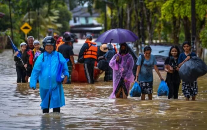 Korban banjir di Johor Bahru, Malaysia pada 1 Maret 2023 setelah hujan deras menyebabkan banjir dan naiknya permukaan air. Foto: Facebook/Polis Daerah Kota Tinggi.