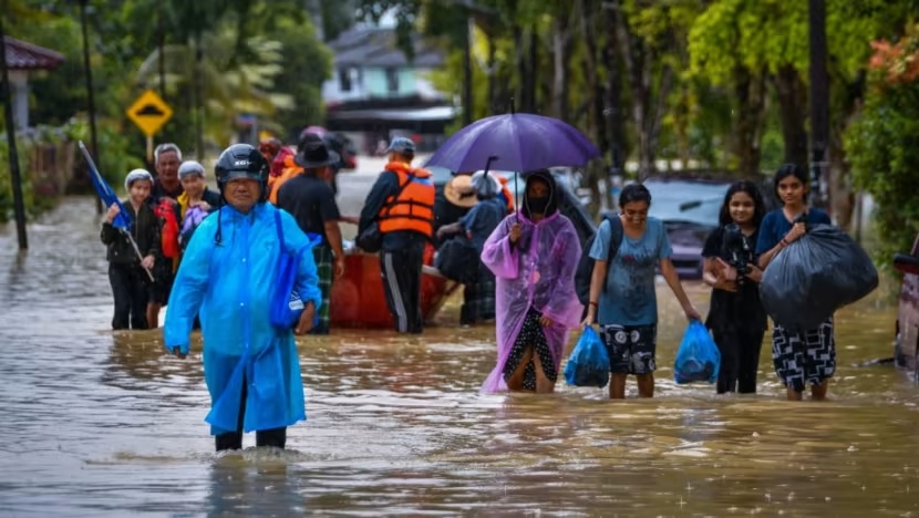 Korban banjir di Johor Bahru, Malaysia pada 1 Maret 2023 setelah hujan deras menyebabkan banjir dan naiknya permukaan air. Foto: Facebook/Polis Daerah Kota Tinggi.