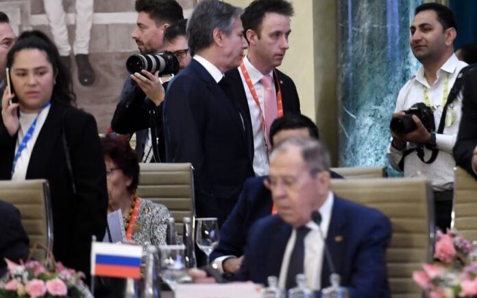 Menteri Luar Negeri AS Antony Blinken (kiri atas) berjalan melewati Menteri Luar Negeri Rusia Sergei Lavrov (bawah) selama pertemuan para menteri luar negeri G20 di New Delhi pada 2 Maret 2023. Foto: Oliver Douliery/Pool/Reuters.