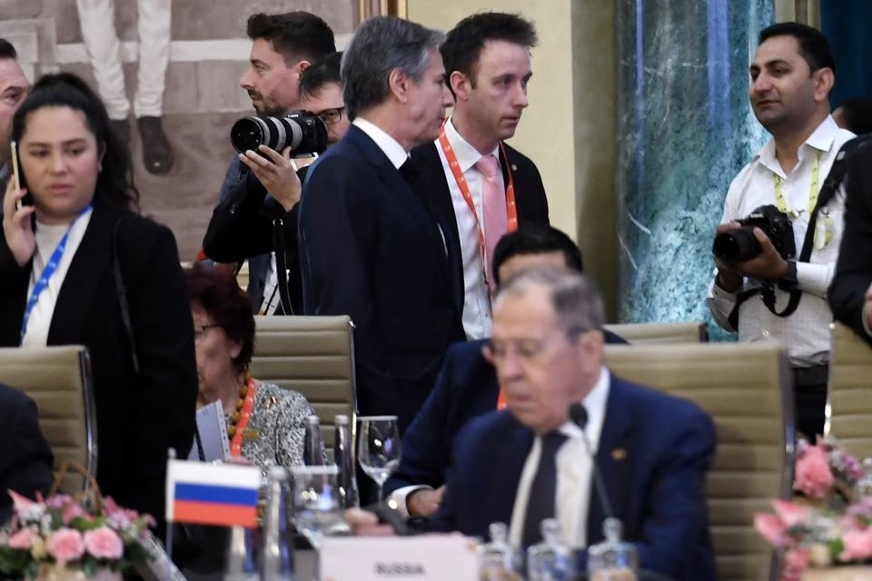 Menteri Luar Negeri AS Antony Blinken (kiri atas) berjalan melewati Menteri Luar Negeri Rusia Sergei Lavrov (bawah) selama pertemuan para menteri luar negeri G20 di New Delhi pada 2 Maret 2023. Foto: Oliver Douliery/Pool/Reuters.