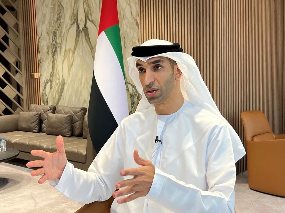 Menteri Negara Perdagangan Luar Negeri Uni Emirat Arab Thani Al Zeyoudi memberi isyarat saat wawancara dengan Reuters di Dubai, Uni Emirat Arab, 30 Juni 2022. Foto: Reuters/Abdel Hadi Ramahi.