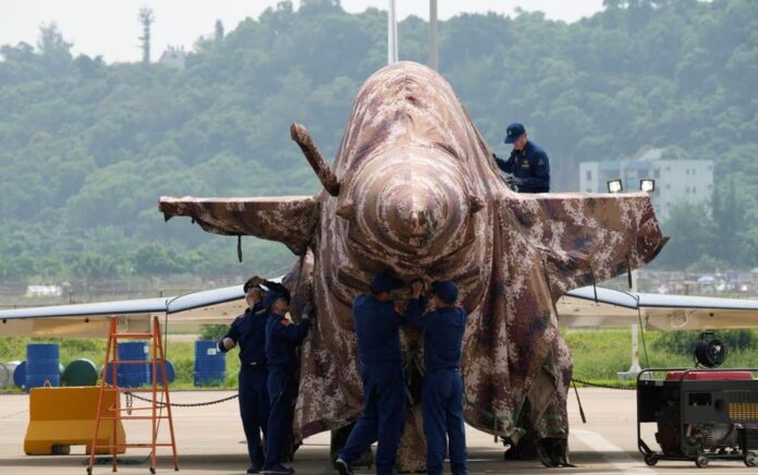 Sebuah jet tempur J-10 dari tim aerobatik Angkatan Udara Bayi Tentara Pembebasan Rakyat China (PLA) terlihat di Pameran Penerbangan dan Dirgantara Internasional China, atau Airshow China, di Zhuhai, provinsi Guangdong, China 28 September 2021. Foto: Reuters/ Lagu Aly.