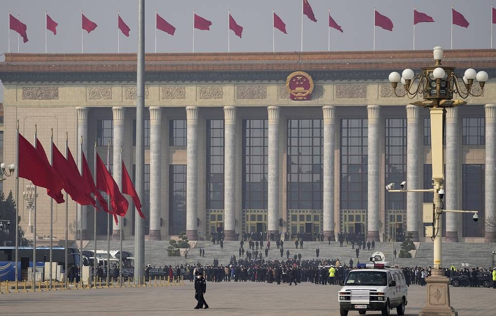 Para delegasi tiba di Aula Besar Rakyat menjelang sesi pembukaan pertemuan tahunan Kongres Rakyat Nasional China di Beijing. Foto: Foto AP/Ng Han Guan.