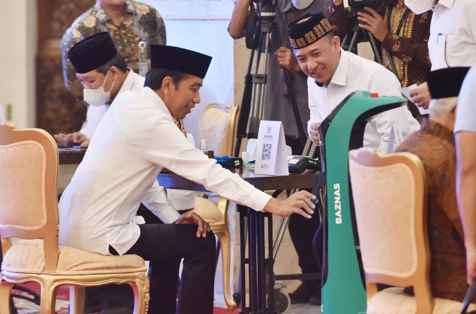 Presiden Jokowi dan Wapres Ma’ruf Amin Serahkan Zakat Melalui Baznas
