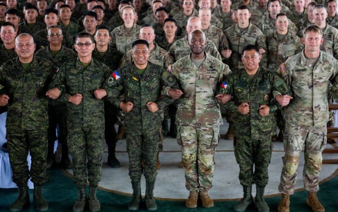 Komandan Angkatan Darat Filipina Letnan Jenderal Romeo Brawner dan Komandan Korps I Angkatan Darat A.S. Letnan Jenderal Xavier Brunson berfoto dengan tentara Filipina dan Amerika selama upacara pembukaan Salaknib, latihan bilateral tahunan antara Angkatan Darat Filipina dan A.S., di Fort Magsaysay, provinsi Nueva Ecija, Filipina, 13 Maret 2023. Foto: Reuters/Lisa Marie David.