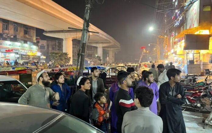 Orang-orang keluar dari restoran setelah gempa terasa di Lahore, Pakistan. Foto: Akhtar Soomro/Reuters.