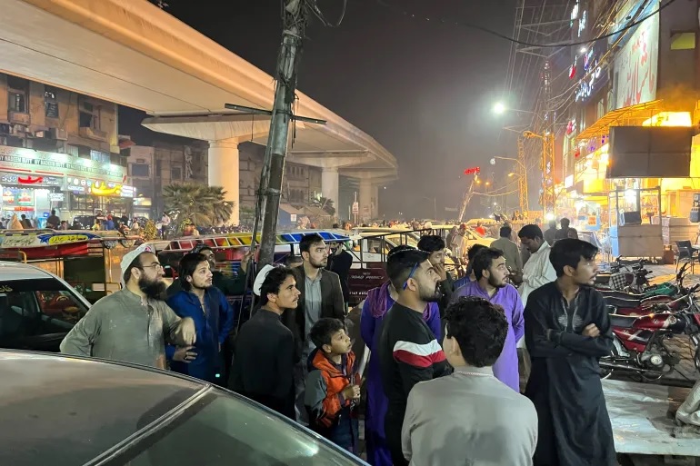 Orang-orang keluar dari restoran setelah gempa terasa di Lahore, Pakistan. Foto: Akhtar Soomro/Reuters.