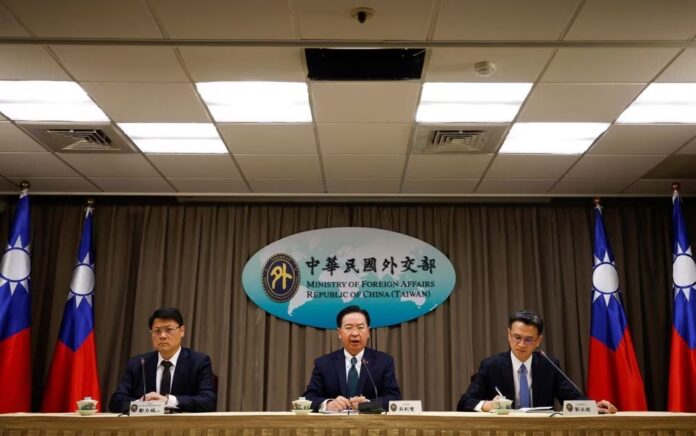 Menteri Luar Negeri Taiwan Joseph Wu berbicara dalam konferensi pers di Taipei, Taiwan 26 Maret 2023. Foto: Reuters/Carlos Garcia Rawlins.