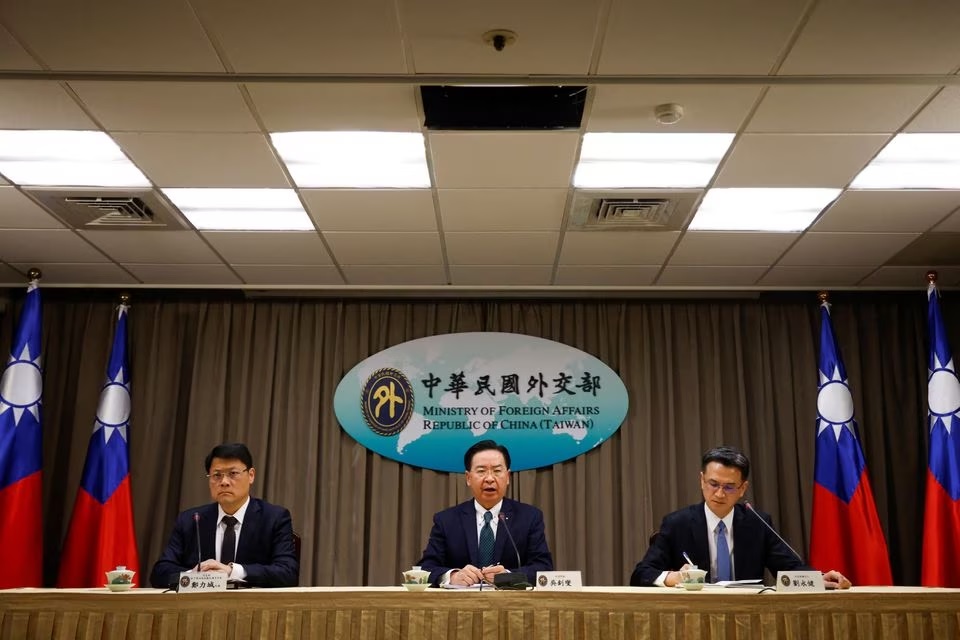 Menteri Luar Negeri Taiwan Joseph Wu berbicara dalam konferensi pers di Taipei, Taiwan 26 Maret 2023. Foto: Reuters/Carlos Garcia Rawlins.