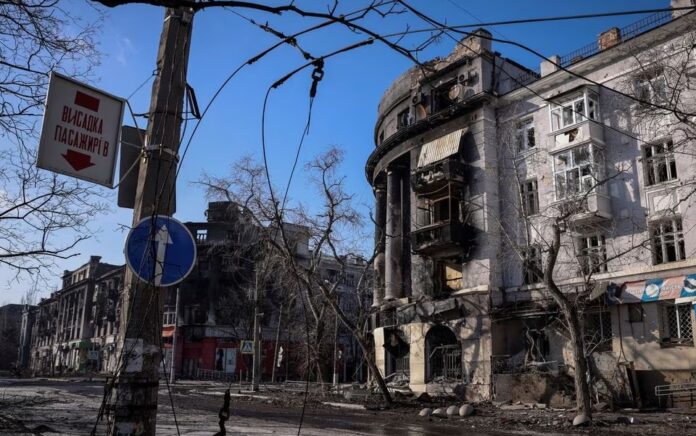 Pandangan umum menunjukkan sebuah gedung apartemen yang rusak akibat serangan militer Rusia, di tengah serangan Rusia terhadap Ukraina, di kota garis depan Bakhmut di wilayah Donetsk, Ukraina 19 Februari 2023. Foto: Reuters/Yevhen Titov.