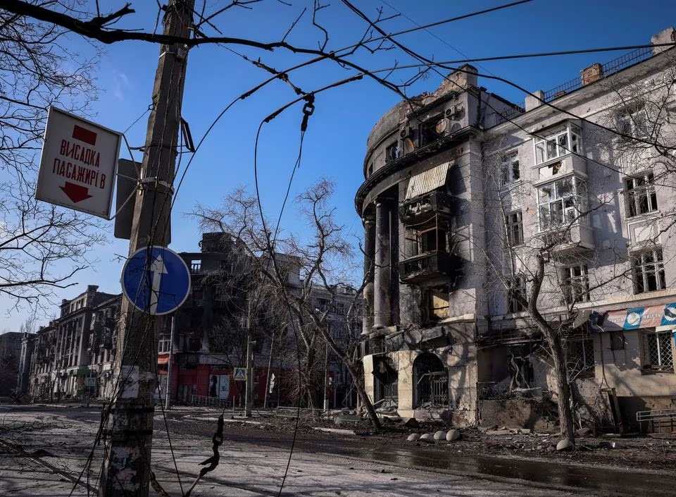 Pandangan umum menunjukkan sebuah gedung apartemen yang rusak akibat serangan militer Rusia, di tengah serangan Rusia terhadap Ukraina, di kota garis depan Bakhmut di wilayah Donetsk, Ukraina 19 Februari 2023. Foto: Reuters/Yevhen Titov.