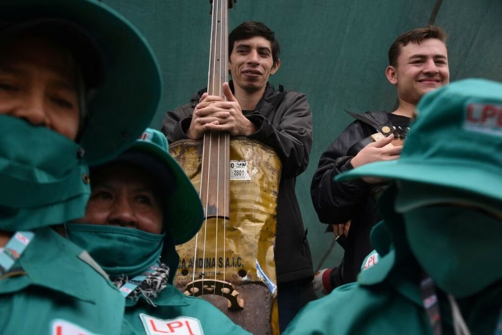 Orkestra Mengubah Sampah Menjadi Musik dan Aktivisme Lingkungan di Bolivia