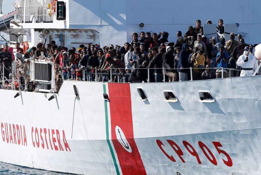 Lebih dari 1.000 Migran Dievakuasi ke Darat di Italia