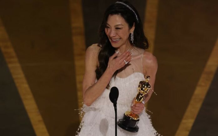 Michelle Yeoh Menangkan Aktris Terbaik Oscar untuk 'Everything Everywhere All at Once'