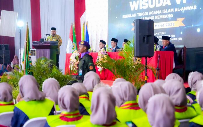Menag saat menyampaikan orasi ilmiah pada Wisuda Sekolah Tinggi Agama Islam (STAI) Al Anwar, Rembang, Jawa Tengah, Sabtu (18/3/2023).