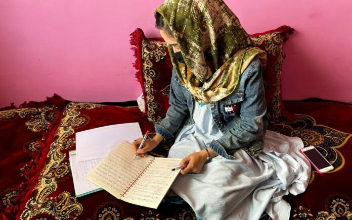 Beralih ke Kelas Online, Gadis-gadis Afghanistan Berjuang dengan Internet yang Buruk