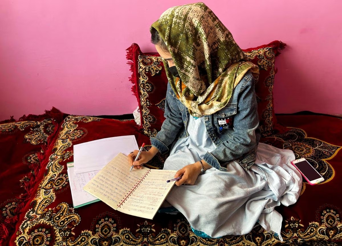 Beralih ke Kelas Online, Gadis-gadis Afghanistan Berjuang dengan Internet yang Buruk