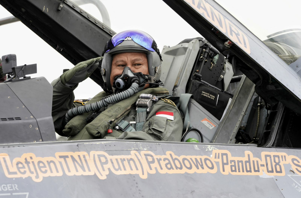 Prabowo Terima Penganugerahan Wing Kehormatan Penerbang Kelas I