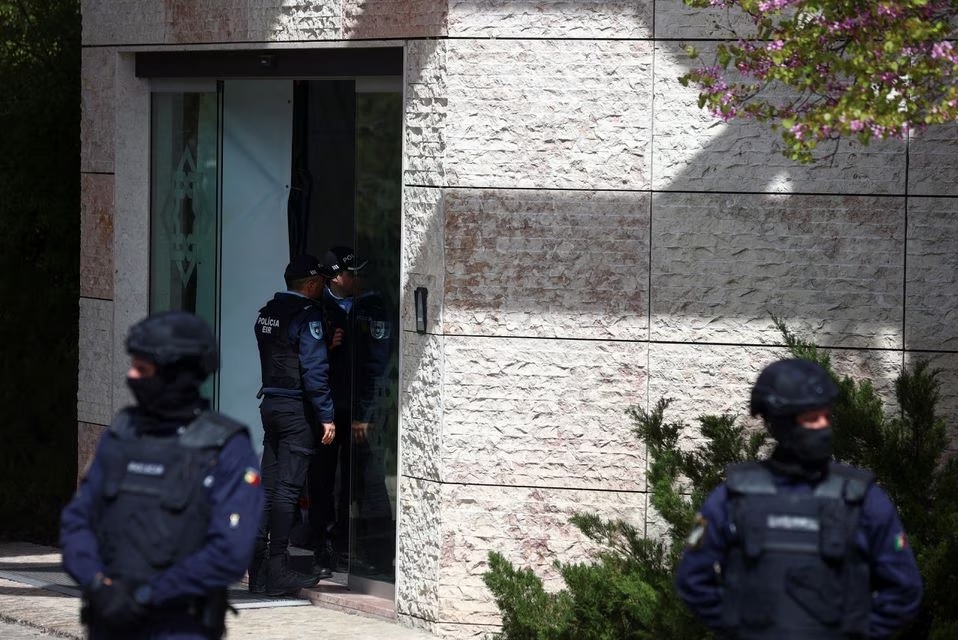 Petugas polisi berjaga di luar Ismaili Centre, setelah serangan pisau mematikan di Lisbon, Portugal, 28 Maret 2023. Foto: Reuters/Pedro Nunes.