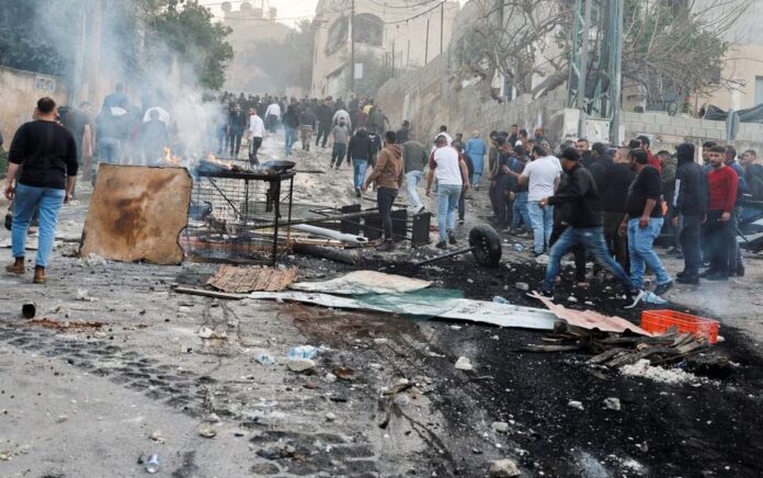 Warga Palestina bentrok dengan pasukan Israel selama serangan tentara Israel di Jenin di Tepi Barat yang Diduduki Israel 7 Maret 2023. Foto: Reuters/Raneen Sawafta.