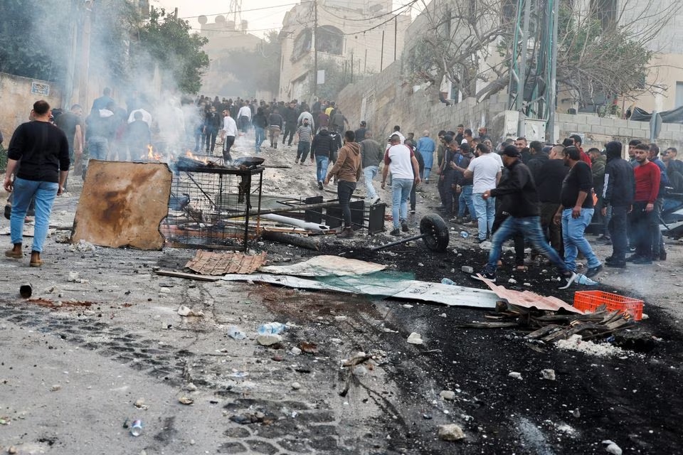 Warga Palestina bentrok dengan pasukan Israel selama serangan tentara Israel di Jenin di Tepi Barat yang Diduduki Israel 7 Maret 2023. Foto: Reuters/Raneen Sawafta.